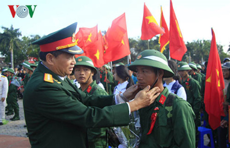 Các tân binh trước giờ nhập ngũ.